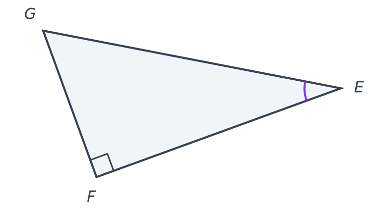 Triangle EFG rectangle en F, dessiné incliné, avec l'angle aigu de sommet E marqué par un arc violet
