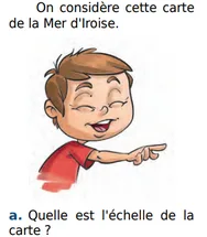 Garçon pointant la carte Garçon souriant aux cheveux bruns qui pointe du doigt la carte — exercice de maths en 5ème sur la proportionnalité et les échelles de carte