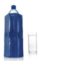 Bouteille d’eau et verre Bouteille d’eau bleue à côté d’un verre d’eau vide — exercice de maths en 4ème sur les fractions et volume d’eau bue