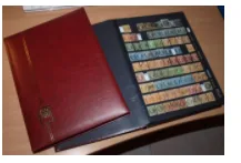 Album de timbres ouvert Album de timbres rouge ouvert montrant des rangées de timbres collectionnés — exercice de maths en 4ème sur les fractions et timbres étrangers
