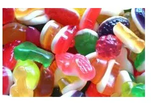Paquet de bonbons gélifiés Photo de bonbons gélifiés multicolores en forme de champignons et d’animaux — exercice de maths en 4ème sur les fractions et les proportions