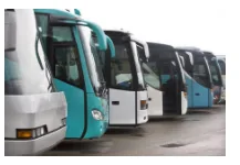 Rangée d’autocars Photo d’une rangée d’autocars bleus et blancs garés côte à côte — exercice de maths en 4ème sur les fractions et la répartition