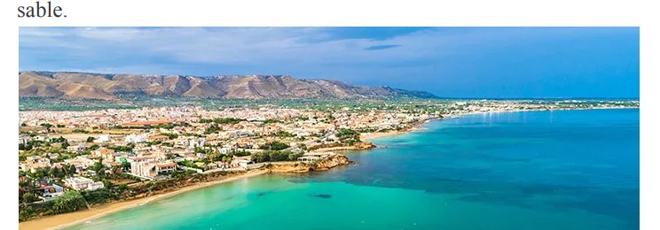 Plage de Syracuse vue du ciel Vue aérienne de la plage de Syracuse et de sa mer turquoise — exercice de maths en 4ème sur les puissances de 10 et ordres de grandeur