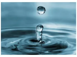 Goutte d’eau et ondes Photo d’une goutte d’eau qui tombe dans l’eau en formant des ondes — exercice de maths en 4ème sur les puissances et l’écriture scientifique