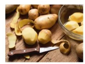 Pommes de terre épluchées Pommes de terre à éplucher sur une planche en bois avec un couteau et des épluchures — exercice de maths en 4ème sur la proportionnalité
