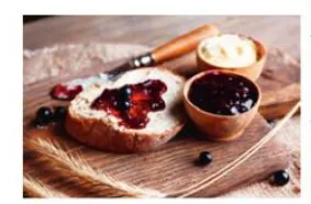 Tartine et pot de confiture Tartine de pain à la confiture de fruits rouges avec un pot de confiture et du beurre sur une planche — exercice de maths en 4ème sur la proportionnalité