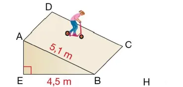 Grande rampe avec trottinette Rampe ABCD de skate avec triangle ABE rectangle en E, AB = 5,1 m et EB = 4,5 m, et une trottinette — exercice de maths en 4ème sur les triangles semblables