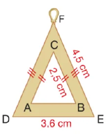 Pendentif de deux triangles isocèles Pendentif formé de deux triangles isocèles ABC et DEF imbriqués, côtés 2,5 cm, 4,5 cm et DE 3,6 cm — exercice de maths en 4ème sur les triangles semblables