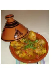 Tajine à couvercle conique Photographie d'un tajine marocain en terre cuite avec son couvercle conique et des morceaux de poulet — exercice de maths en 3ème sur les sections de solides et volumes