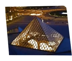 Pyramide du Louvre de nuit Photographie de nuit de la pyramide de verre du Louvre éclairée — exercice de maths en 3ème sur les sections de solides et volumes