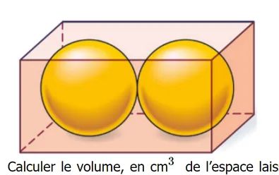 Pavé droit contenant deux boules Pavé droit de 4 cm sur 4 cm sur 8 cm contenant deux boules dorées de rayon 2 cm côte à côte — exercice de maths en 3ème sur les sections de solides et volumes