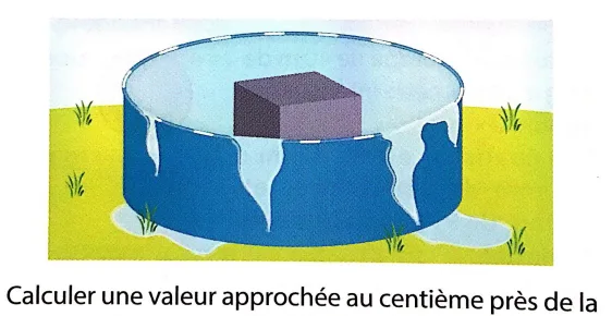 Piscine cylindrique et caisse cubique Piscine cylindrique bleue pleine d'eau qui déborde avec une caisse cubique grise plongée à l'intérieur — exercice de maths en 3ème sur les sections de solides et volumes