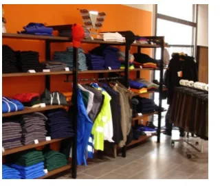 Photo d'un magasin de vêtements Photographie d'un magasin de vêtements avec pulls pliés sur des étagères et vestes sur portants — exercice de maths en 3ème sur les fonctions linéaires