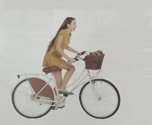 Lilou à vélo Lilou, jeune fille en robe jaune à pois, roulant sur son vélo blanc à roues de 29 pouces — exercice de maths en 6ème sur le périmètre d'un cercle et la longueur d'une roue