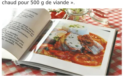 Livre de cuisine ouvert avec un rôti Livre de cuisine ouvert montrant une photo de rôti de viande avec sauce tomate et riz — exercice de maths en 6ème sur la proportionnalité et les temps de cuisson