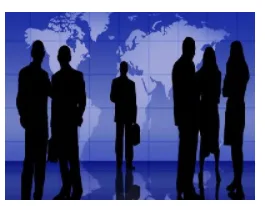 Silhouettes devant une carte du monde Silhouettes noires de personnes en costume devant une carte du monde bleue, image d’entreprise — exercice de maths en 6ème sur la proportionnalité et les salaires