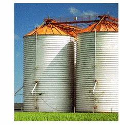 Silos à grains métalliques Photographie de deux grands silos à grains métalliques avec toits orange, pour calculer une contenance en litres en 6ème sur les volumes