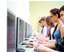 Cybercafé avec ordinateurs Jeunes gens devant des ordinateurs dans un cybercafé — exercice de maths en 6ème sur la division euclidienne et décimale sur le prix d’une minute de connexion