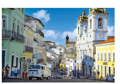 Rue de Salvador de Bahia Photographie d'une rue colorée de Salvador de Bahia au Brésil avec église, bâtiments et voitures — exercice de statistiques en 2de sur les classes