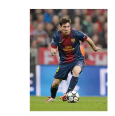 Footballeur dribblant un ballon Footballeur en maillot bleu et rouge dribblant avec un ballon sur la pelouse — exercice de probabilités en 2de sur le Ballon d'or