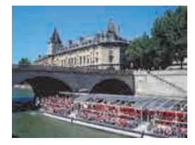Touristes sur un bateau à Paris Bateau-mouche rempli de touristes sur la Seine à Paris, devant un pont et des bâtiments — nombres entiers en CM1